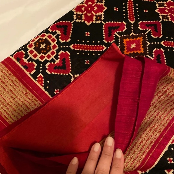 Black and dark red saree - Picture 4 of 4